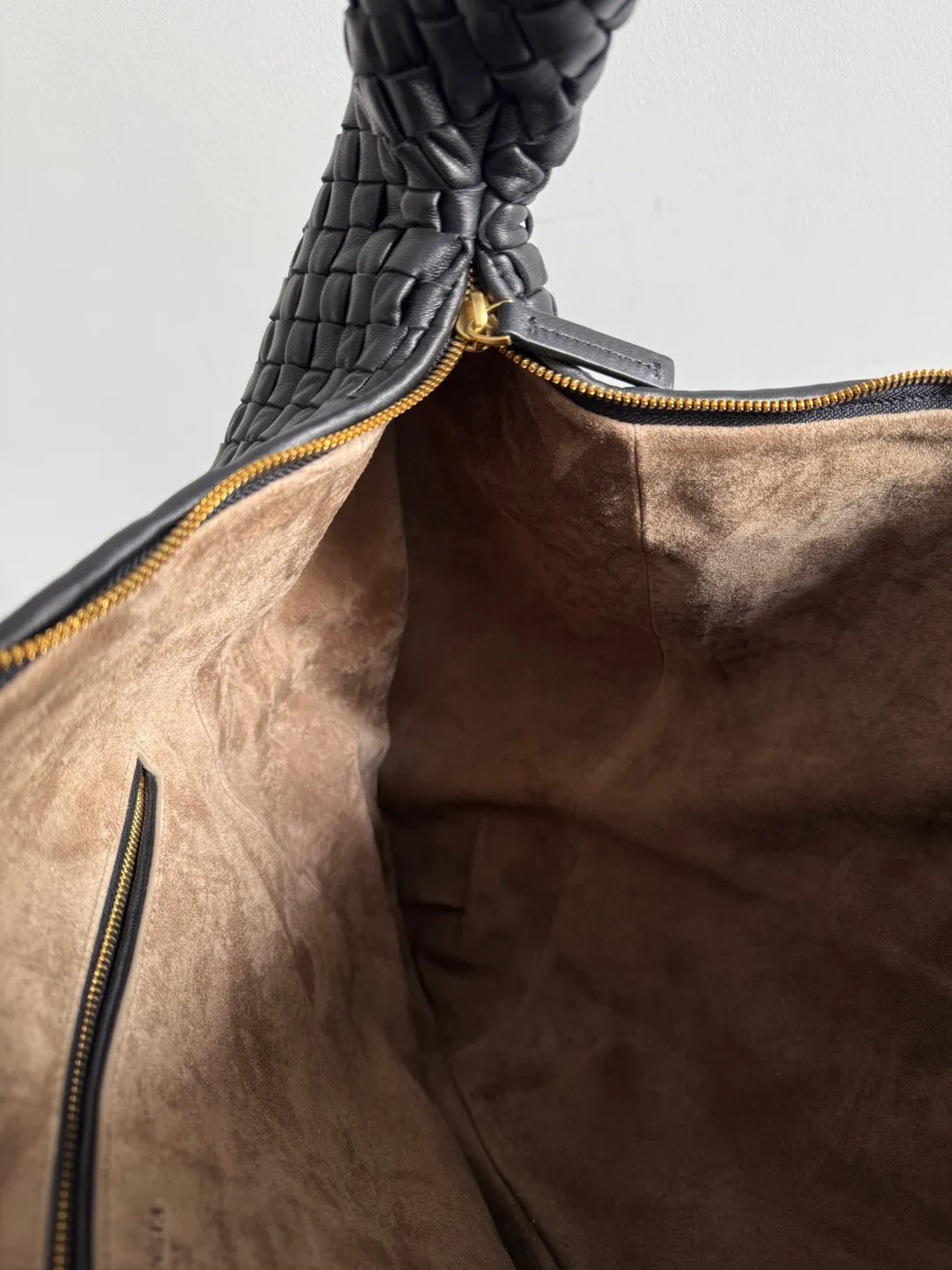 Batch 3260 Bottega Veneta Large Veneta Shoulder Bag Classic Reappearance The classic that has not been seen for many years has returned. Simple and round, soft and tough, it is reinterpreted from the perspective of modern aesthetics. The relaxed expression of the Hobo bag and the casual silhouette can be easily carried whether it is paired with commuting wear or casual style, and it shows an effortless sense of fashion~ Style number: 856739 Size: 59*39*6cm